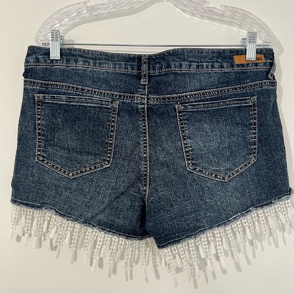 Vintage lei 1990’s Jean shorts with floral crochet and fringe. size 13. - Picture 3 of 16